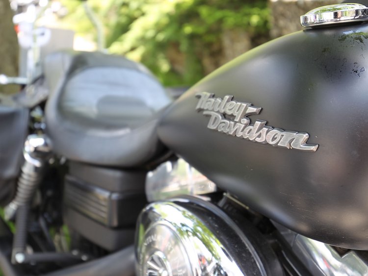 Nero e arancione: i raduni Harley Davidson in Austria Dettaglio del serbatoio di una motocicletta Harley Davidson nera opaca