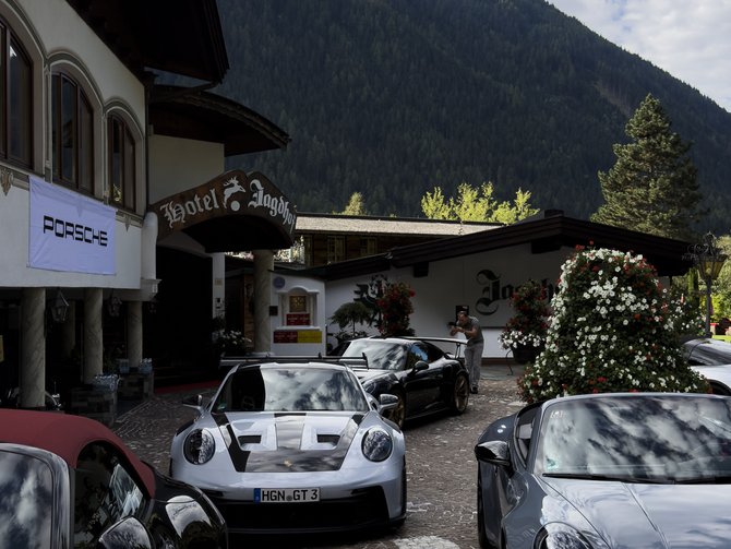 Mehrere Porsche vor einem Hotel in einem Bergdorf