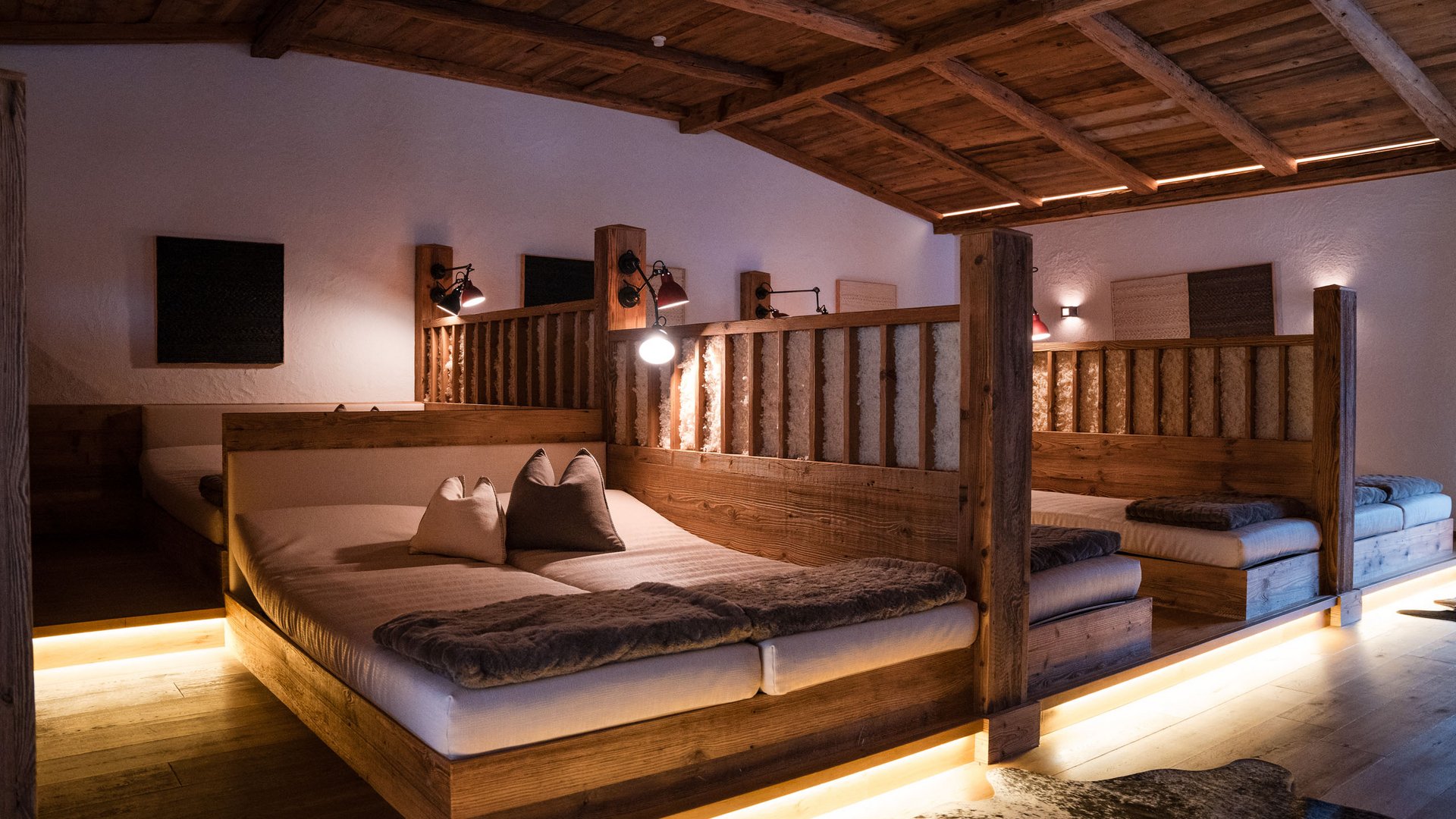Book our 5-star hotel and enjoy these inclusive services.