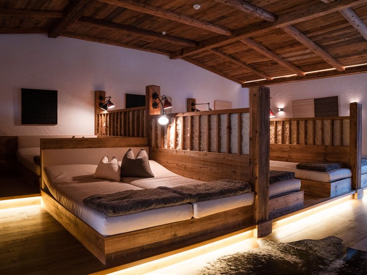 Nero e arancione: i raduni Harley Davidson in Austria Camera accogliente con letti in legno e luce calda