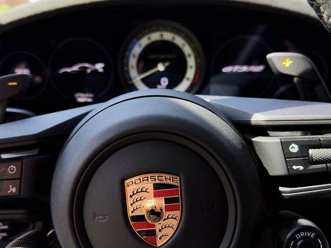 Porsche-Lenkrad und Armaturenbrett aus Sicht des Fahrers