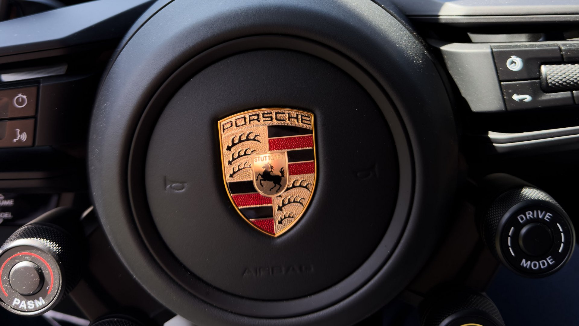 Porsche-Lenkrad und Armaturenbrett aus Sicht des Fahrers